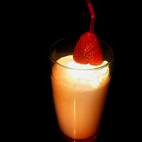 Strawberry 🍓 Milkshake with  whipped cream
Erdbeer-frappée mit Schlagrahm